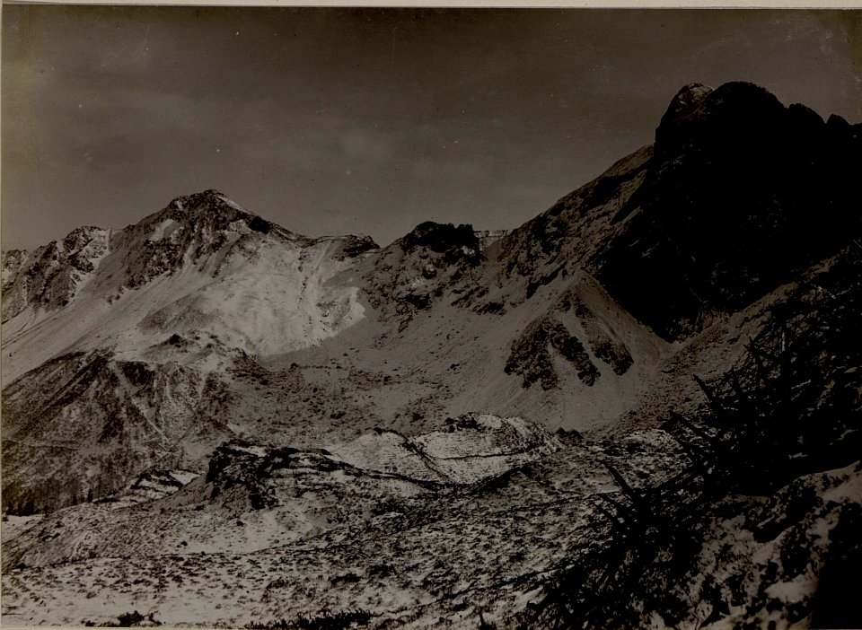Blick vom grossen Pal auf die feindliche Stellung auf der Möslalm. Hintergrund der Promos und Piz Timau. (BildID 15482349)