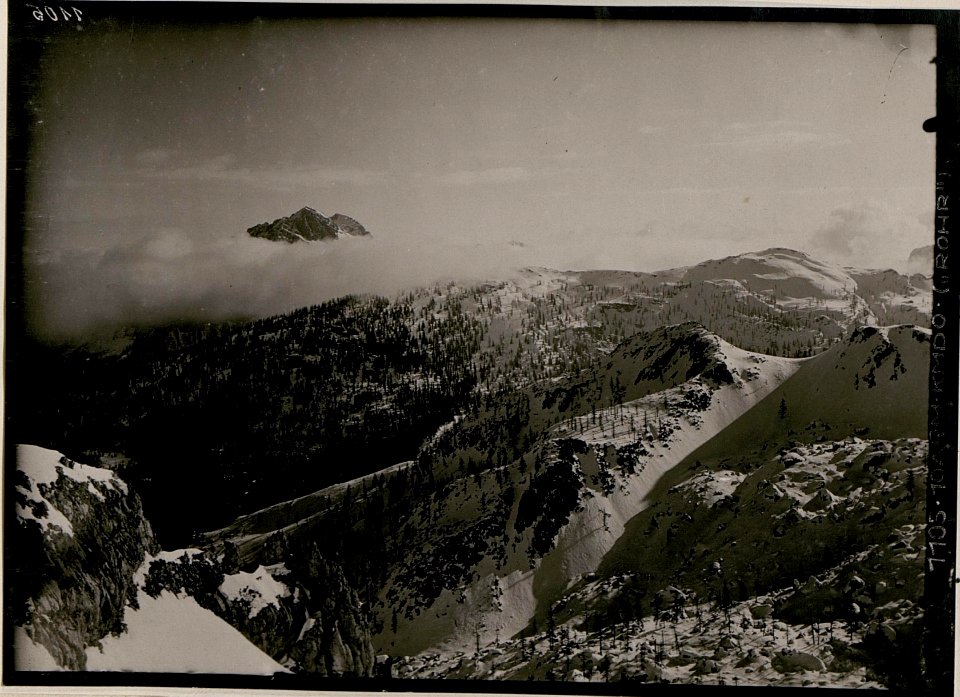 Blick vom Groß-Sattel (Kote 1947 zwischen dem Trogkofel und dem Zweikofel) nach Osten, Südosten auf das Gebiet der Rudnigalm. (BildID 15736758)