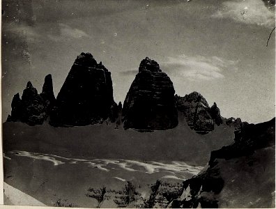 Blick vom Dreizinnenplateau auf feindliche Stellungen auf Dreizinnen und Hochbrunner Schneide. (BildID 15577783)