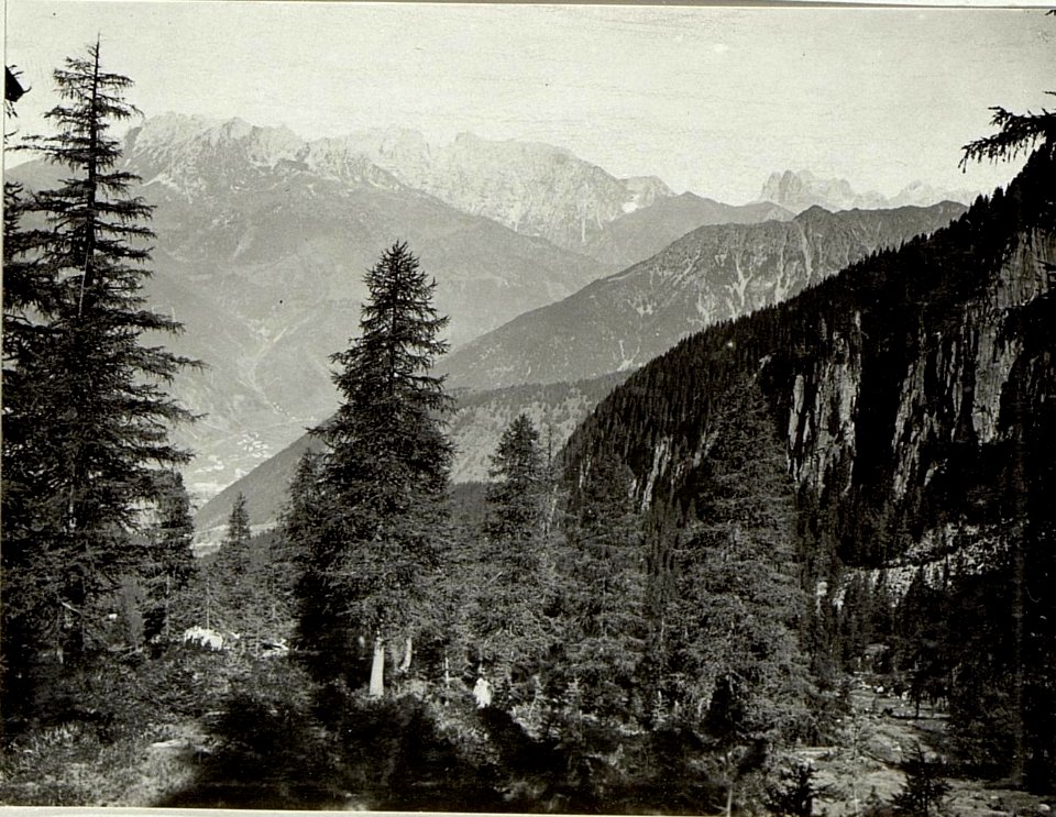 Blick vom Wege zur Costabella gegen Moena, im Hintergrund Latemar u. Rosengarten (Sommer 1916) (BildID 15520415)