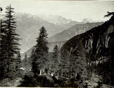 Blick vom Wege zur Costabella gegen Moena, im Hintergrund Latemar u. Rosengarten (Sommer 1916) (BildID 15520415)