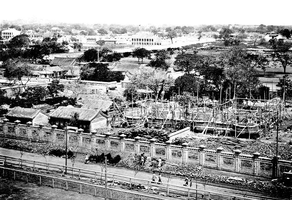 Blick vom Hatamen nach Nordwesten. Rechts vorn Neubau des Lazareths der amerikanischen Mission. In der Mitte Kasernements der Oestereichisch Ungarischen Schutzwache. Links Französische Kasernements