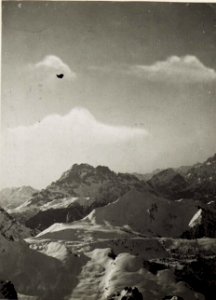 Blick vom kleinen Lagazuoi auf die feindlichen Stellungen. (BildID 15576789)