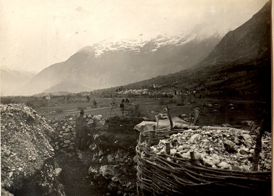 Blick vom Schützengraben gegen Flitsch, Ravelnikstellung. (BildID 15470426)