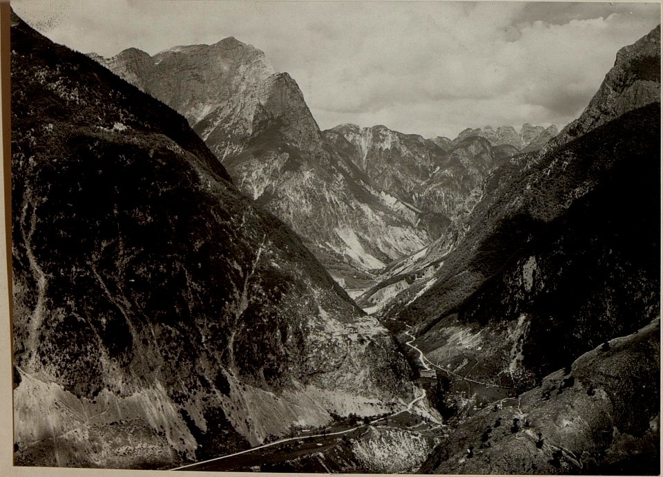 Blick vom SVINJAK auf Fort HERMANN, Flitscherklause und MOSCENIZATAL. Aufgenommen am 23. Juli 1916. (BildID 15478241)