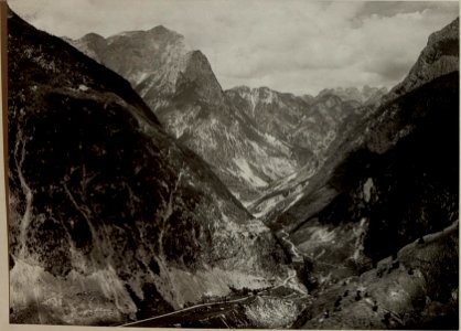 Blick vom SVINJAK auf Fort HERMANN, Flitscherklause und MOSCENIZATAL. Aufgenommen am 23. Juli 1916. (BildID 15478241)