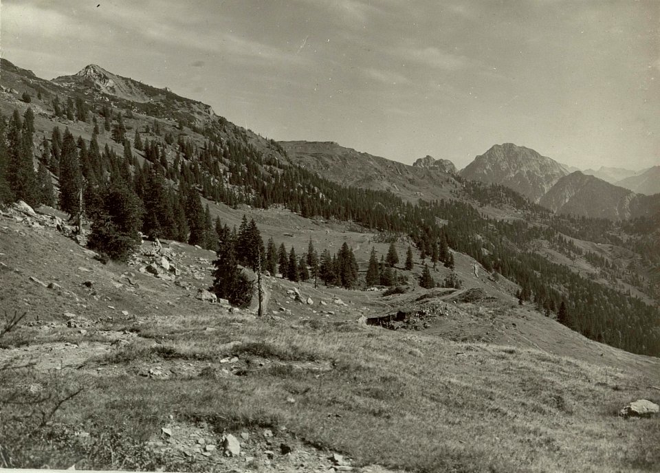 Blick vom Nassfeld nach Südosten auf MONTASCH. Aufgenommen am 22.September 1915. (BildID 15461959)
