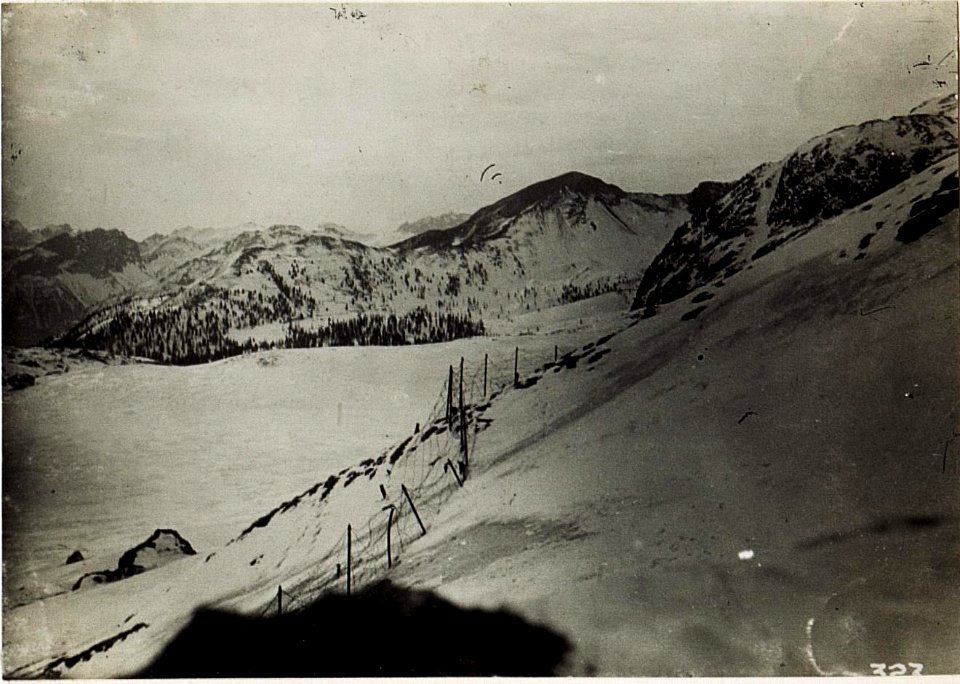 Blick vom Valparola - Sattel gegen Col di Lana, 24.1.1916. (BildID 15582450)