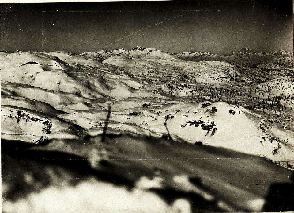 Blick von Corno di Campo verde Δ 2129 nach Nordosten auf den Höhenkamm bis Cima Maora Δ 2125. Im Vordergrund die italienische Stellung auf Monte Forno ¤ 1912, im Hintergrund Cima d'Asta, Fassaner Alpe (BildID 15415064)