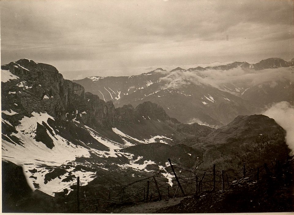 Blick von den Köderköpfen auf die PALKETTE, links der Gamsspitz. Aufgenommen am 18. Juni 1916. (BildID 15476315)
