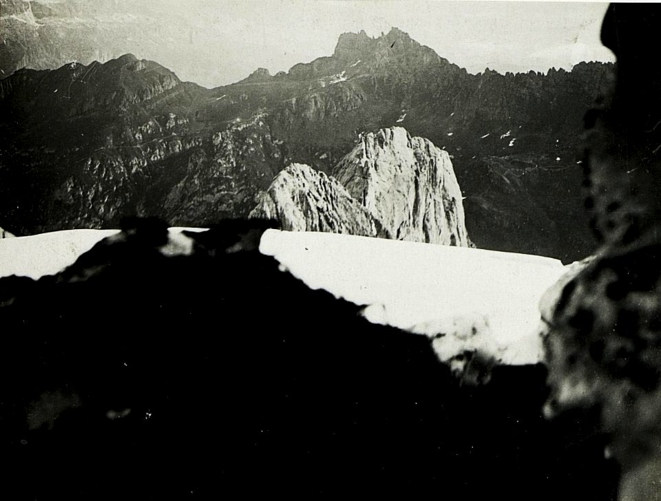 Blick von U über D - Stellung daneben Mezzodikreuz, links Punta Vescova. (BildID 15586380)