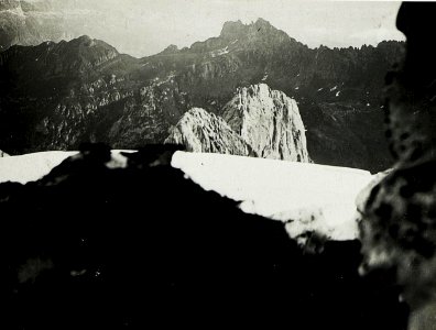 Blick von U über D - Stellung daneben Mezzodikreuz, links Punta Vescova. (BildID 15586380)