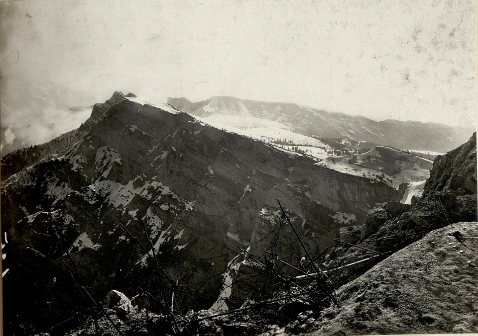Blick von der Cima di Vezzena gegen Ost auf Monte Mandriel - Levesspitze - Kempelrücken. Aufgenommen im Mai 1916. (BildID 15533818)