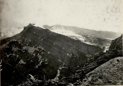 Blick von der Cima di Vezzena gegen Ost auf Monte Mandriel - Levesspitze - Kempelrücken. Aufgenommen im Mai 1916. (BildID 15533818)