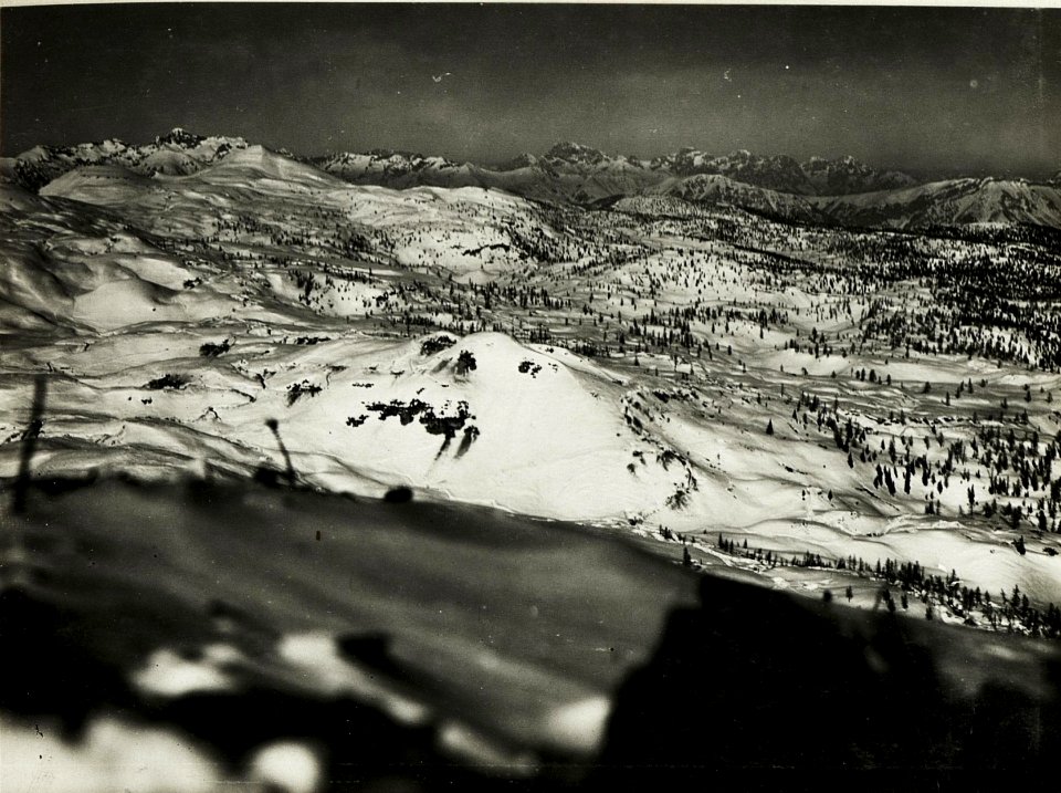 Blick von Corno di Campo verde ∆ 2129 nach Nordosten auf die italienische Stellung nördlich und südlich des Monte Forno ∆ 1912. Im Hintergrund Cima d' Asta, Fassaner Alpen und Palagruppe (Panoramaaufn (BildID 15415043)