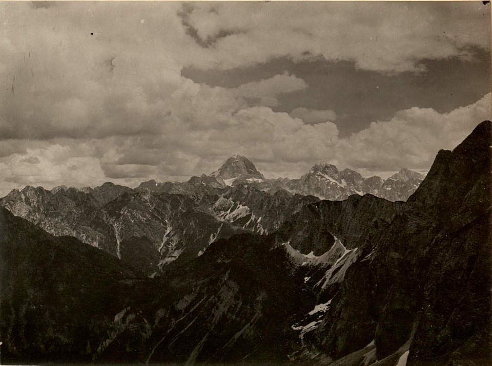 Blick von der KARNIZA Scharte gegen den MANGART und den JALOVEC. Aufgenommen am 25. Juni 1916. (BildID 15476658)