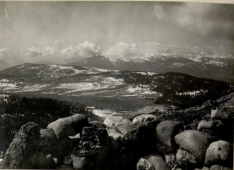 Blick von der Cima di Vezzena gegen Südosten auf Werk Verle-Lusern - Tonezza - Monte Melignone - Campomolon - Toraro. Aufgenommen im Mai 1916. (BildID 15533839)