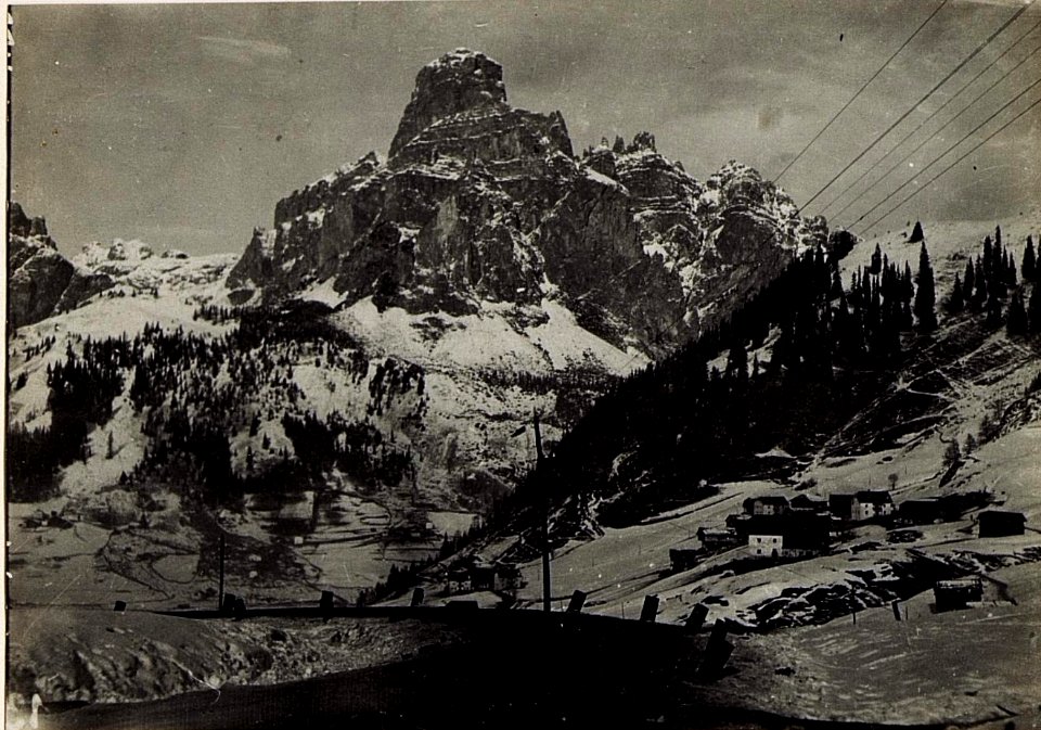 Blick von den Serpentinen südlich Corvara auf Sassongher. (BildID 15582534)
