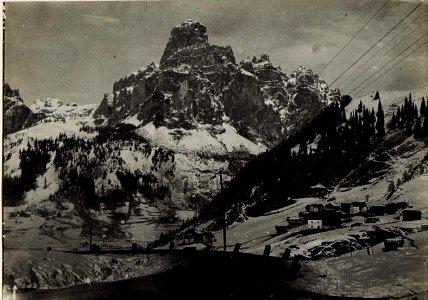 Blick von den Serpentinen südlich Corvara auf Sassongher. (BildID 15582534)