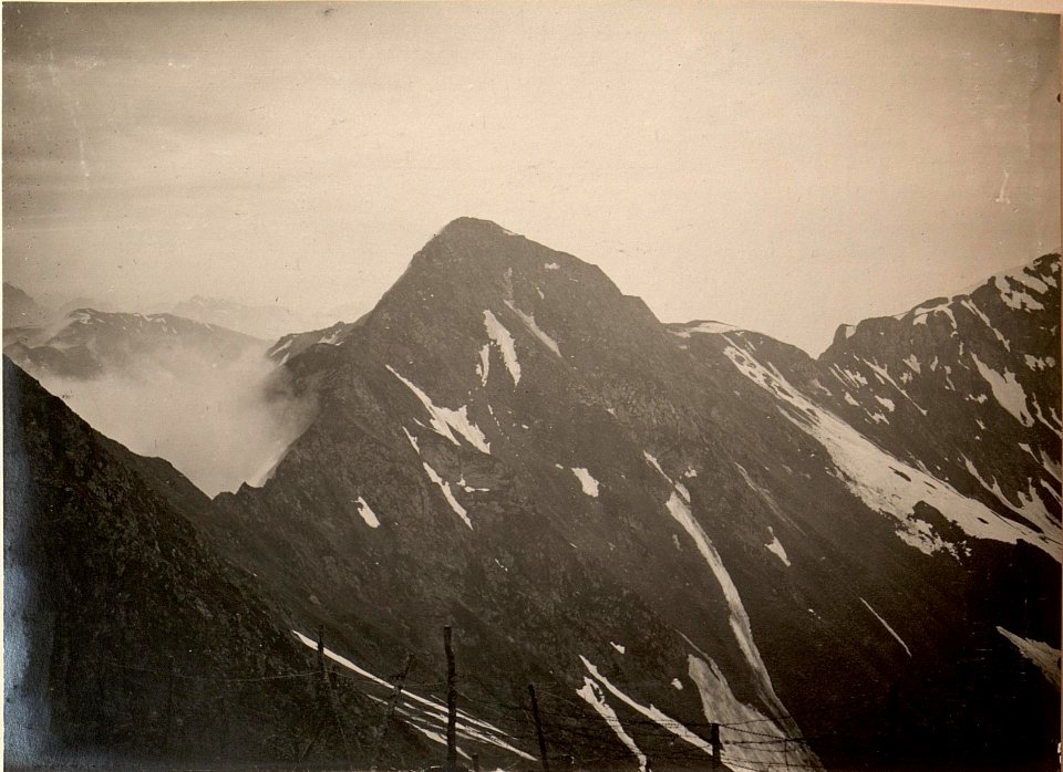 Blick von der eigenen Stellung von den Köderköpfen gegen den von den Italienern besetzten PROMOS. Aufgenommen am 18.VI.1916. (BildID 15476308)