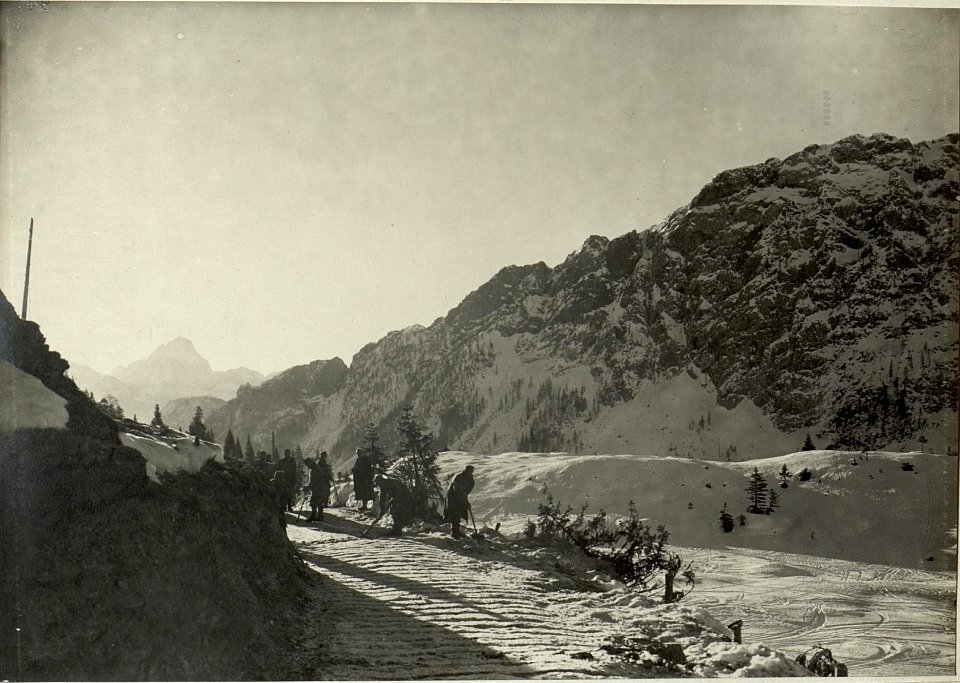 Blick von der Nassfeldstraße auf den Montasch, Malurch, Prihatsattel und Rosskofl. Standpunkt, Südlich des Nassfeldsattels bei den Drahtverhauen. (BildID 15467549)