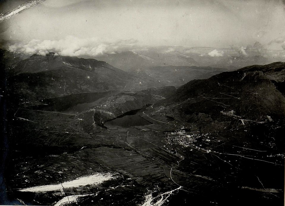 Blick von der Cima di Vezzena gegen Nordwest auf Levico und den Sea. Aufgenommen im Mai 1916. (BildID 15533846)