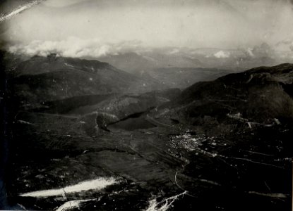 Blick von der Cima di Vezzena gegen Nordwest auf Levico und den Sea. Aufgenommen im Mai 1916. (BildID 15533846)