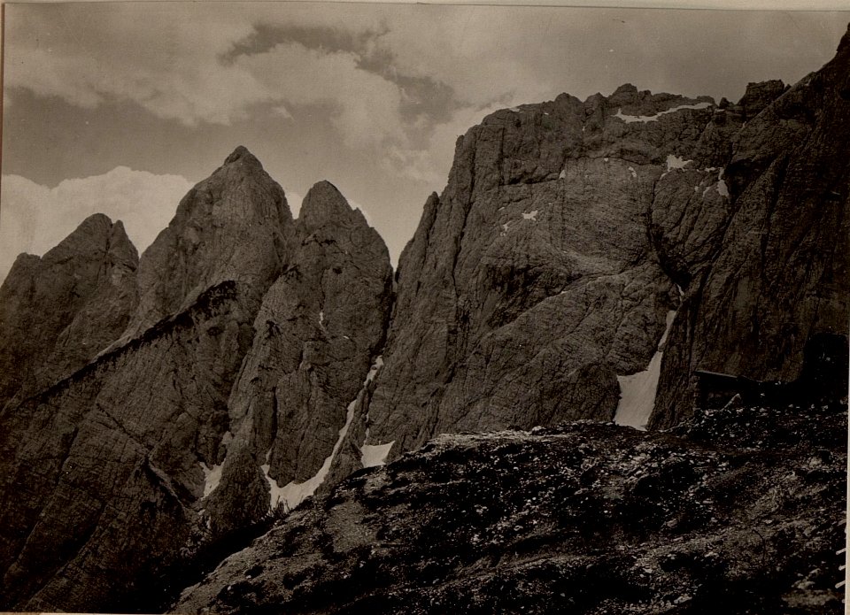 Blick von der KARNIZA Scharte gegen den MANGART und den JALOVEC. Aufgenommen am 25. Juni 1916. (BildID 15476665)
