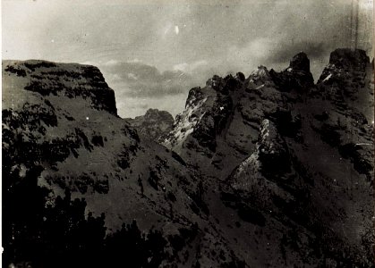 Blick von der beschossenen Monte Piano Serpentine auf die gegnerische Stellung am Monte Piano und auf Monte Cristallo. (BildID 15582926)