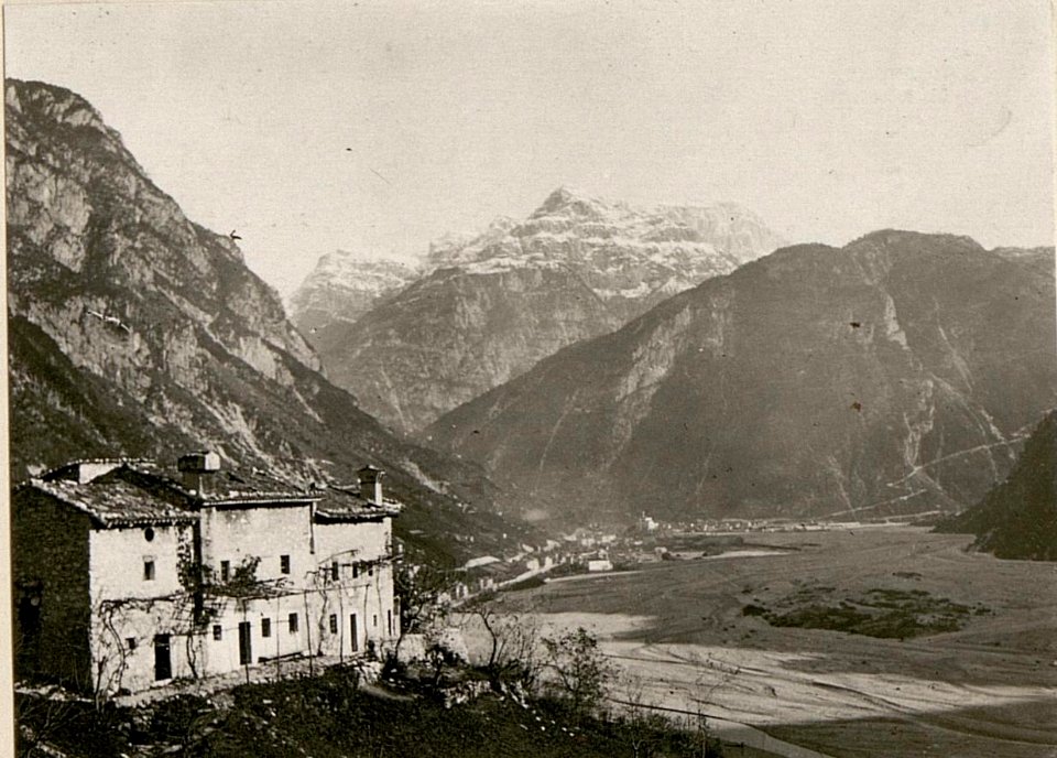 Blick von der Festung Chiusaforte gegen die Ortschaft Chiusaforte. (BildID 15507864)