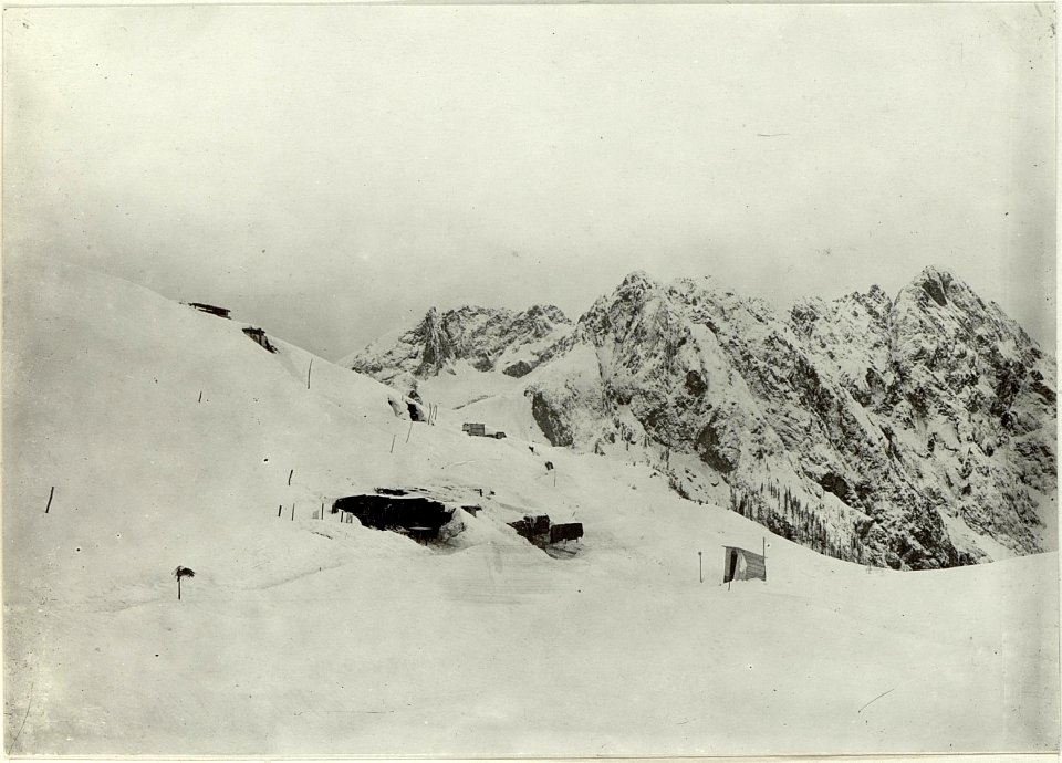 Blick von der Mauthner Alpe nach Südwest. Vorne Artillerie Unterkünfte. (BildID 15463730)