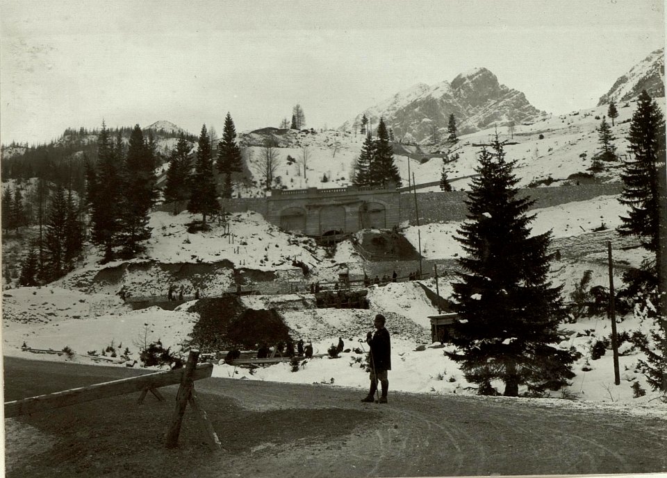 Blick von der Serpentine Nr..3 gegen die Passhöhe. (BildID 15464446)