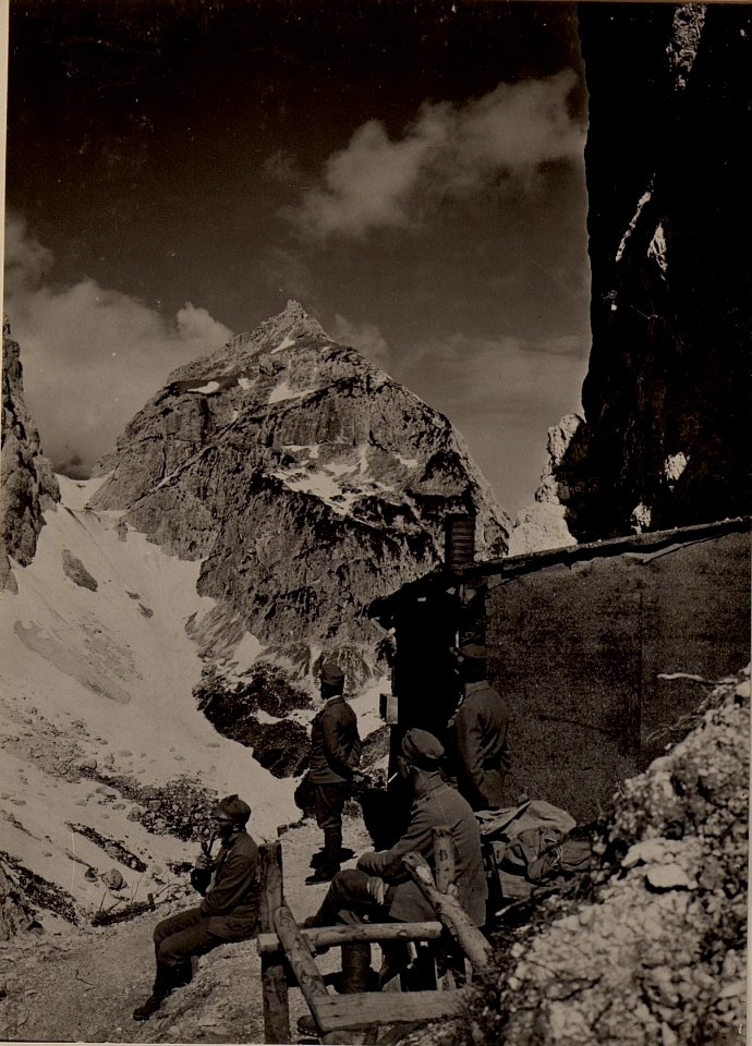 Blick von der KARNIZA Scharte gegen den WISCHBERG und den NABOIS mit der grossen Naboisscharte. Aufgen. am 25.VI.1916. (BildID 15476672)