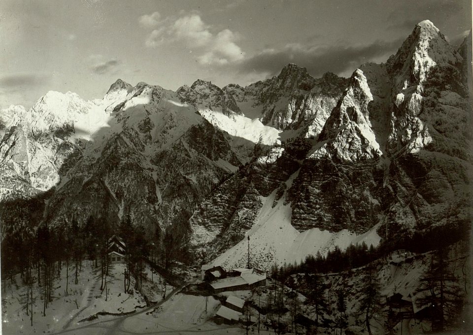 Blick von der Passhöhe auf die Vosshütte. Im Hintergrunde die Höhen der Riglica. (BildID 15464481)