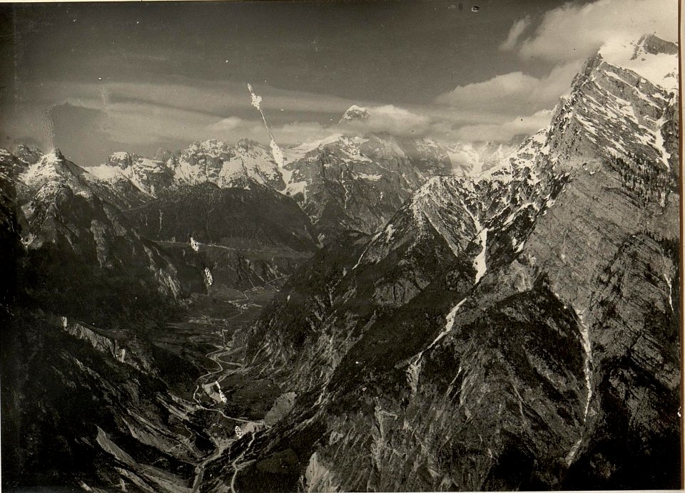 Blick von der Seilbahnstation am Rombon gegen Norden nach Ober-, Mittel und Unterbrett, im Hintergrunde der Mangart. (BildID 15470349)