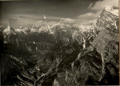 Blick von der Seilbahnstation am Rombon gegen Norden nach Ober-, Mittel und Unterbrett, im Hintergrunde der Mangart. (BildID 15470349)