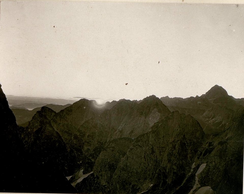 Blick von der Naboisscharte nach Osten (Sonnenaufgang.) (17-8.1917.) (BildID 15803632)