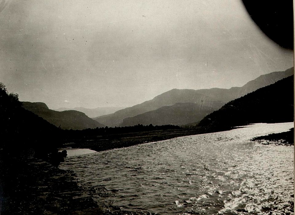 Blick von der Strasse östl.der Enge Skumin aufwärts. (BildID 15531912)