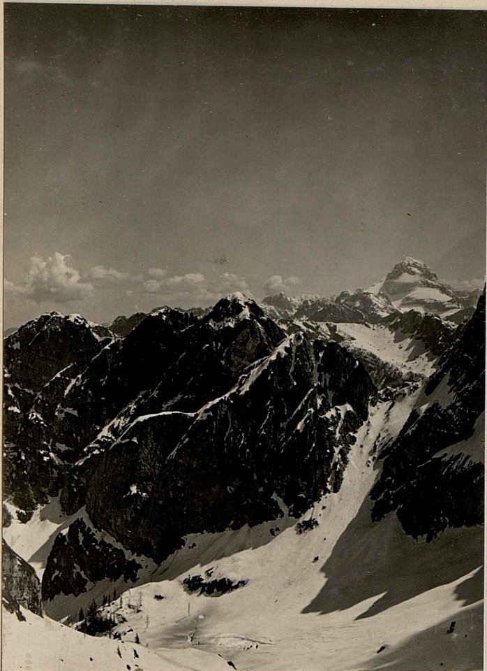 Blick von der Naboisscharte gegen den Mangart, aufgenommen am 4. Mai 1916 (BildID 15474256)