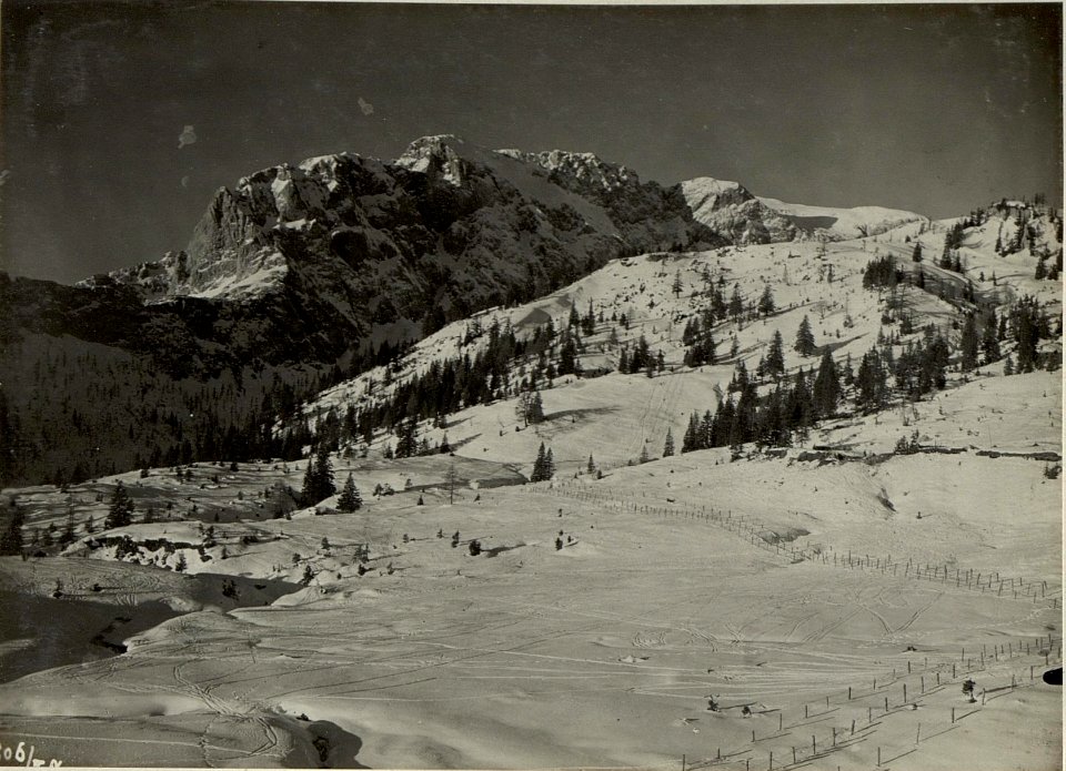Blick von der Nassfeldstraße auf den Montasch, Malurch, Prihatsattel und Rosskofl. Standpunkt, Südlich des Nassfeldsattels bei den Drahtverhauen., Fortsetzung von Bild Album 32- 8820b (BildID 15467563)