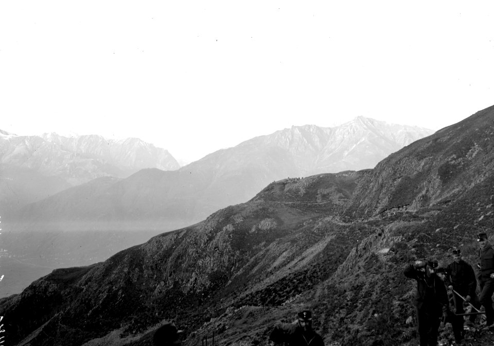 Blick von einer Artilleriestellung in die eindrucksvolle Bergwelt - CH-BAR - 3239748