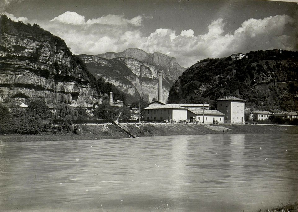 Blick von Paganella und Doss Trento und Etschufer. Aufgenomen am 19. Juni 1916. (BildID 15534553)