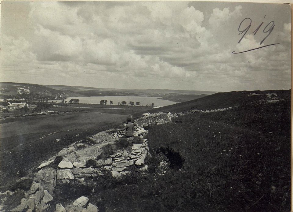 Blick von der russ.Stellung s.Chatki auf Kastell und See von Brzezany. (BildID 15727362)