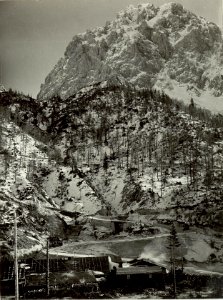 Blick von der Station Schütthalde auf die Serpentinen (Straßenaufstieg) zum Pass. (BildID 15464523)