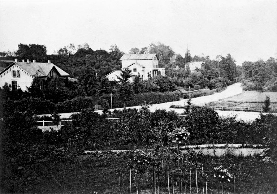 Blick über den Klaus-Groth-Platz auf den Schwanenweg (Kiel 44.909)