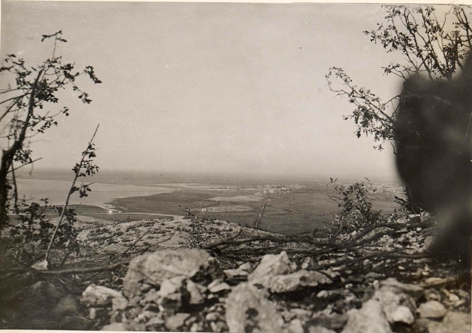 Blick von Kote 279 (Hermada) gegen Monfalcone 29.8.17. (BildID 15600389)