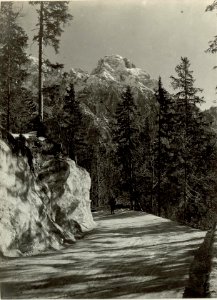 Blick von der zweiten Serpentine auf den Razor, Kote 2604. (BildID 15464593)