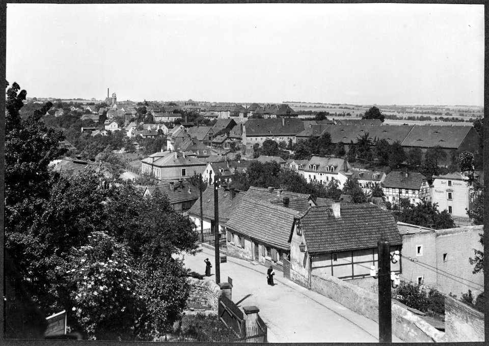 Blick über Fliederberg und Uthmannstraße mit Gasthof Dorf-Schänke