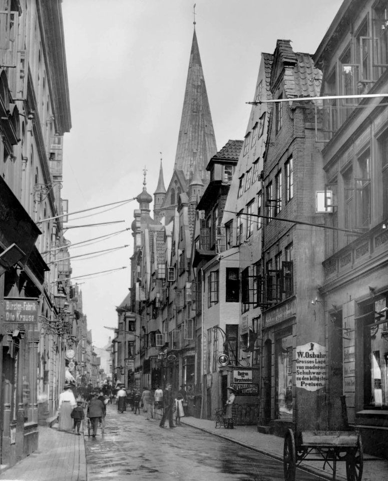 Blick von Osten in die belebte Schuhmacherstraße (Kiel 44.618)