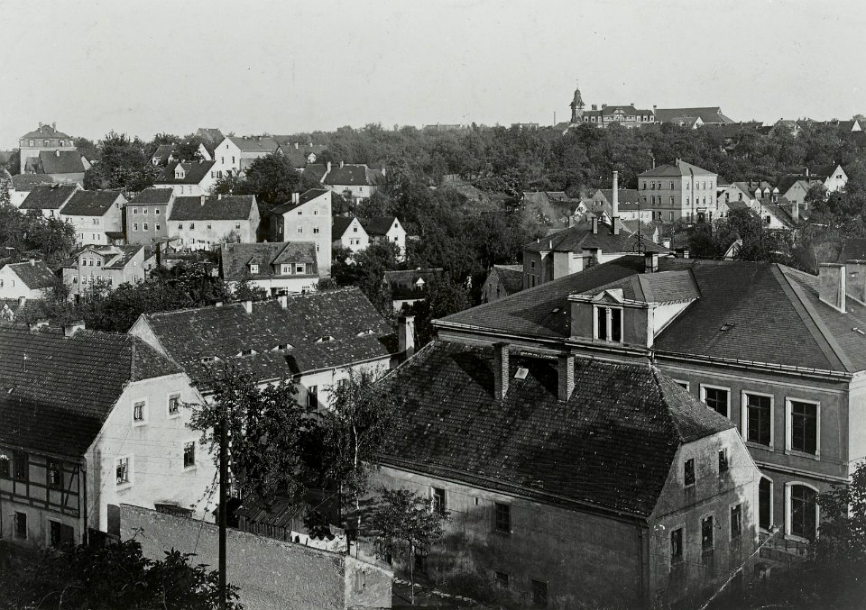 Blick über die Uthmannstraße mit Schule und die Leßkestraße gegen Roßthal